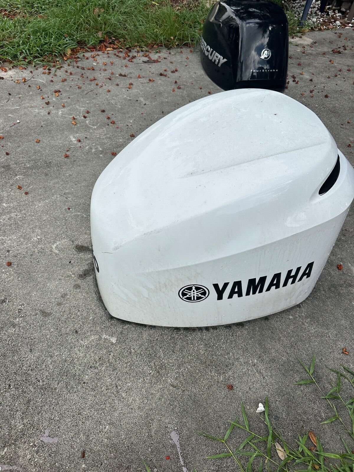 2005 Yamaha 250hp 4 stroke 3.3L outboard top cowling White