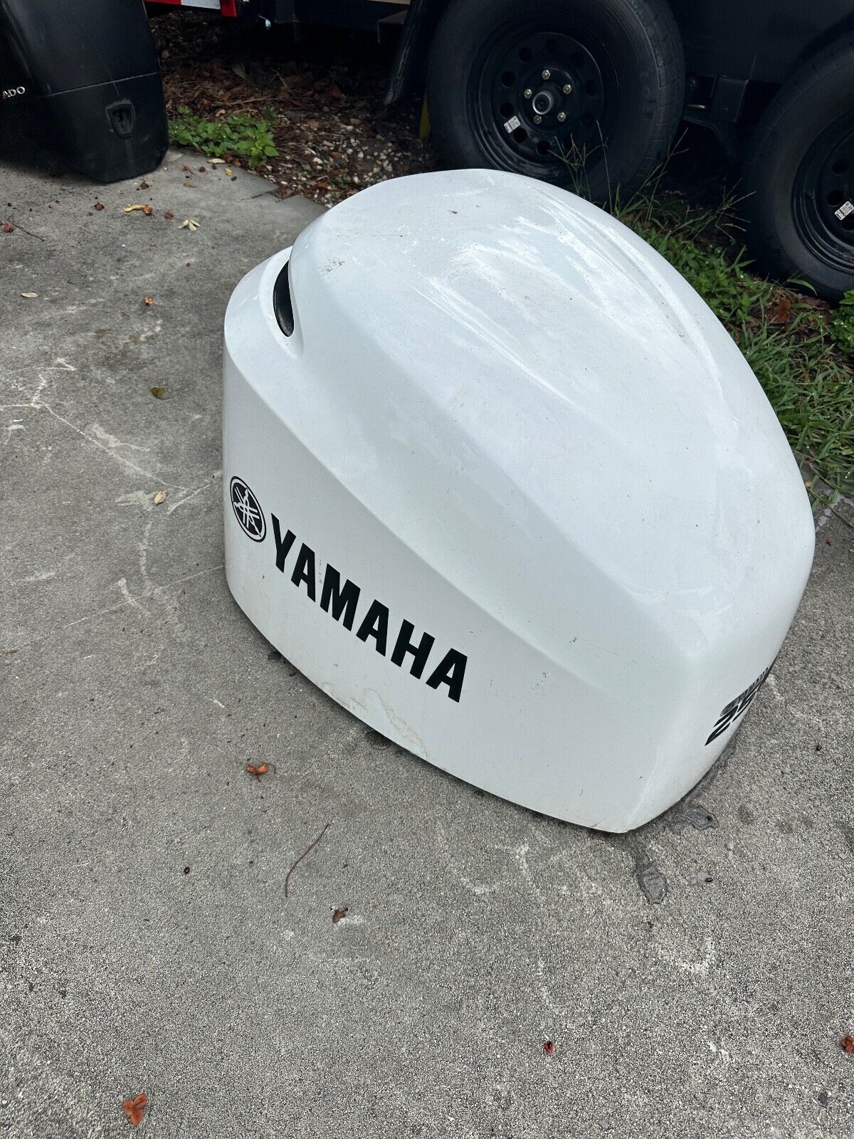 2005 Yamaha 250hp 4 stroke 3.3L outboard top cowling White