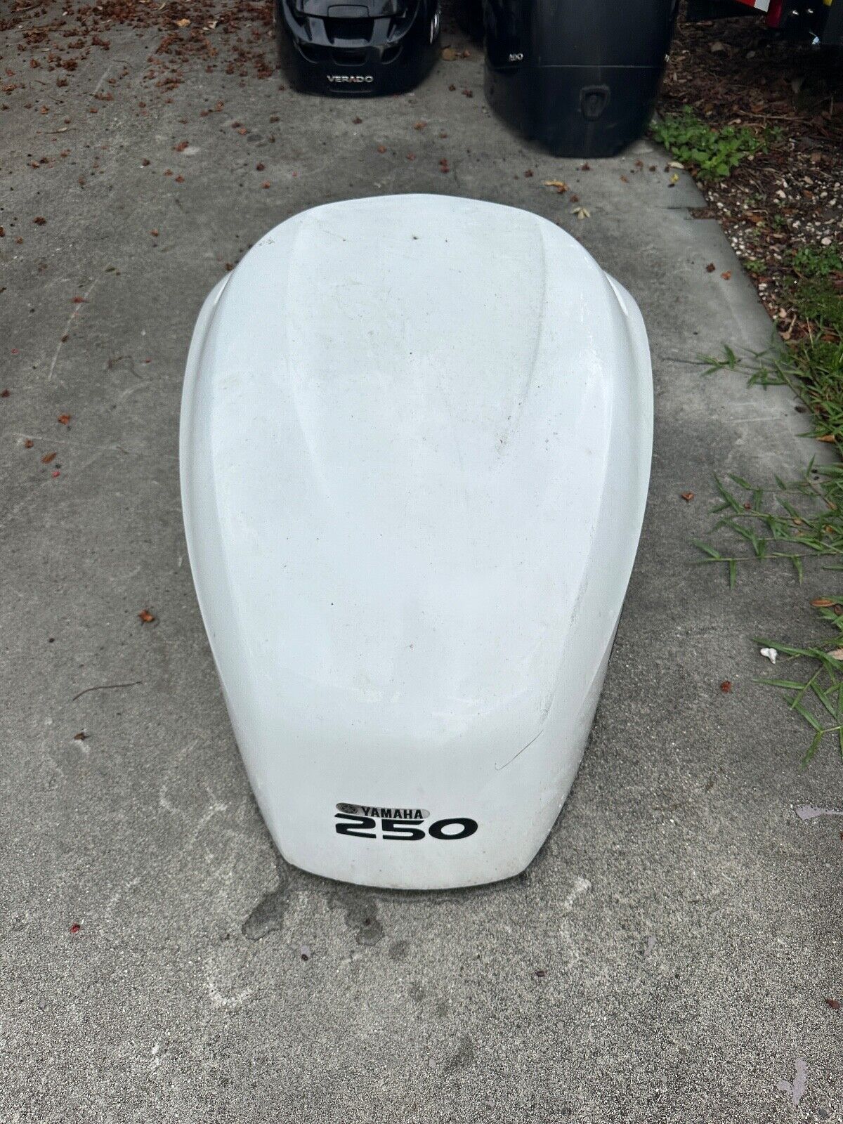 2005 Yamaha 250hp 4 stroke 3.3L outboard top cowling White