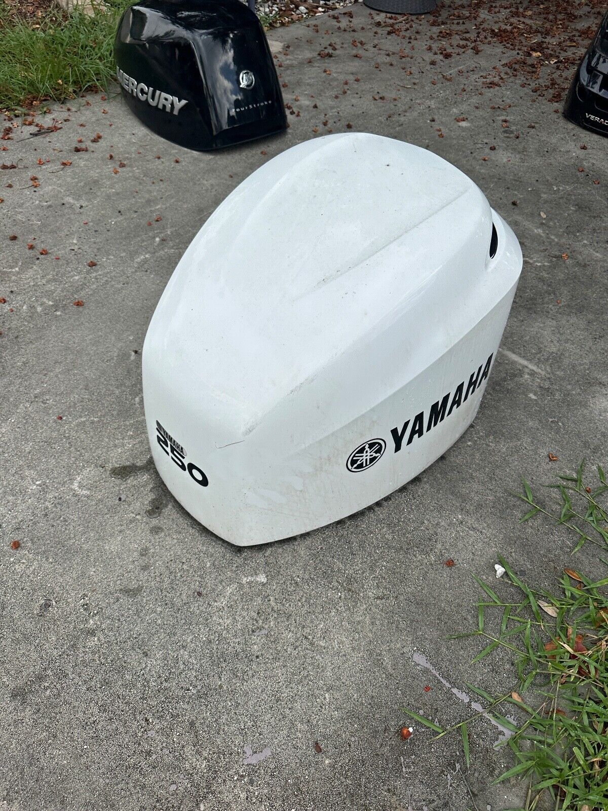 2005 Yamaha 250hp 4 stroke 3.3L outboard top cowling White